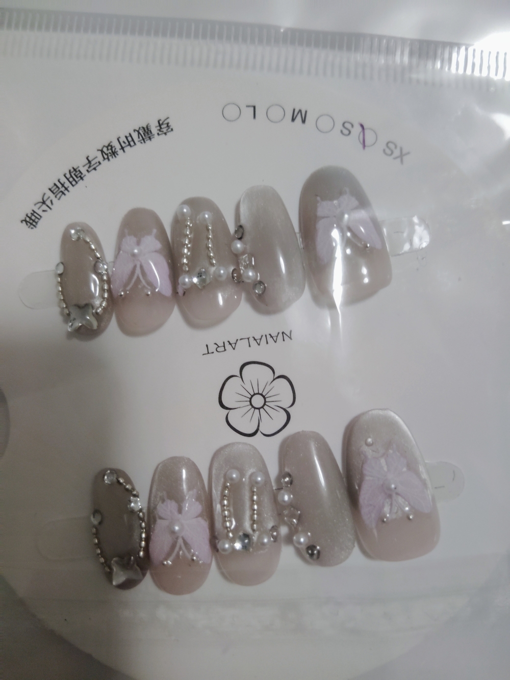 Nailart Press-On Nails in Soft Gray and Pale Lilac - Floral Accent Set